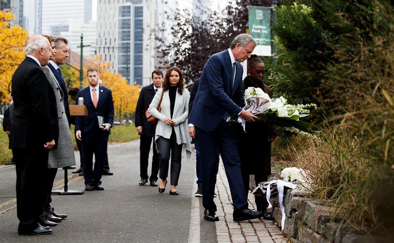 El alcalde de Nueva York, Bill de Blasio (2-d), y su mujer Chirlane McCray (d) depositan flores durante un homenaje en memoria de las v&iacute;ctimas del atentado del 31 de octubre en Manhattan, en el que murieron cinco turistas argentinos, en Nueva York,