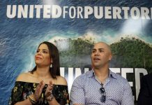 El jugador retirado de los Astros de Houston, Carlos Beltrán, y su esposa Jéssica Beltrán (i)
