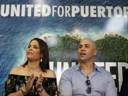 El jugador retirado de los Astros de Houston, Carlos Beltrán, y su esposa Jéssica Beltrán (i)