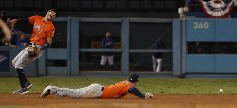 Carlos Correa de los Astros de Houston reacciona junto a su compañero Alex Bregman durante la quinta entrada.
