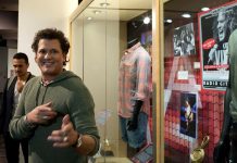 El cantante colombiano Carlos Vives habla durante una entrevista en Los Ángeles.