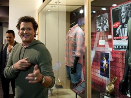 El cantante colombiano Carlos Vives habla durante una entrevista en Los Ángeles.