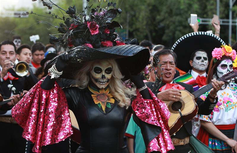 Personas participan durante el desfile de Catrinas