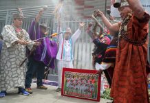 Un grupo de chamanes o "brujos" celebran conjuros a favor de la selección peruana de fútbol