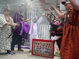 Brujos y chamanes hacen rituales para asegurar clasificación de Perú a Rusia Un grupo de chamanes o "brujos" celebran conjuros a favor de la selección peruana de fútbol