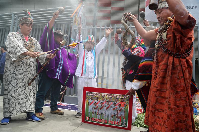 Un grupo de chamanes o "brujos" celebran conjuros a favor de la selecci&oacute;n peruana de f&uacute;tbol