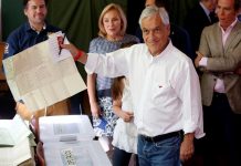 El expresidente de Chile y candidato presidencial de la coalición Chile Vamos, Sebastián Piñera acude a votar durante las elecciones presidenciales hoy, domingo 19 de noviembre de 2017, en Santiago (Chile).