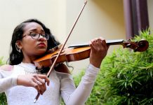 Indira Moreno tocando su violín durante una entrevista en Bogotá.