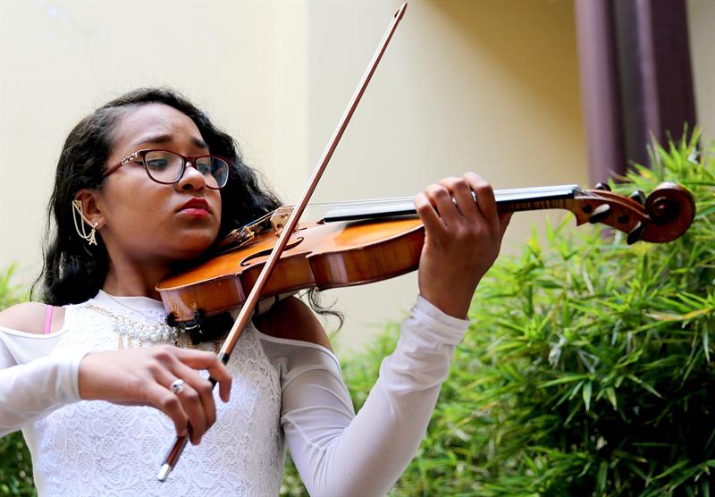 Indira Moreno tocando su viol&iacute;n durante una entrevista en Bogot&aacute;. 