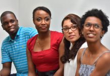 De barriadas estigmatizadas a una de las mejores universidades de Colombia líderes comunitarios, Jair Guazá (i), Ximena Mosquera (2-i), Diana Sofía Troches (2-d) y Jennifer Silva (d), mientras posan, en Cali