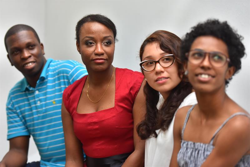  l&iacute;deres comunitarios, Jair Guaz&aacute; (i), Ximena Mosquera (2-i), Diana Sof&iacute;a Troches (2-d) y Jennifer Silva (d), mientras posan, en Cali 
