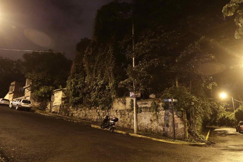 Fotografía que muestra la casa abandonada conocida por la leyenda de la "Casa de los siete ahorcados", propiedad de la familia de los Knöhr, en Costa Rica.