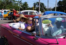 EE.UU. aplica restricciones para viaje y comercio con Cuba turistas viajan en un auto descapotable hoy, miércoles 08 de noviembre de 2017, en La Habana (Cuba).