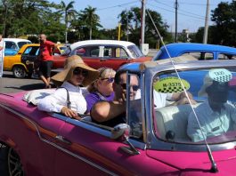 turistas viajan en un auto descapotable hoy, miércoles 08 de noviembre de 2017, en La Habana (Cuba).