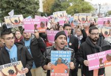 "Soñadores", los jóvenes indocumentados que pueden ser expulsados por la decisión del presidente, Donald Trump, de poner fin al programa de Acción Diferida (DACA).