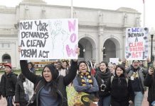 Unos 300.000 "soñadores" perderían su trabajo en primeros 9 meses sin DACA Cientos de jóvenes soñadores de diferentes estados del país marchan durante una manifestación para pedir la aprobación de la ley Clean Dream Act