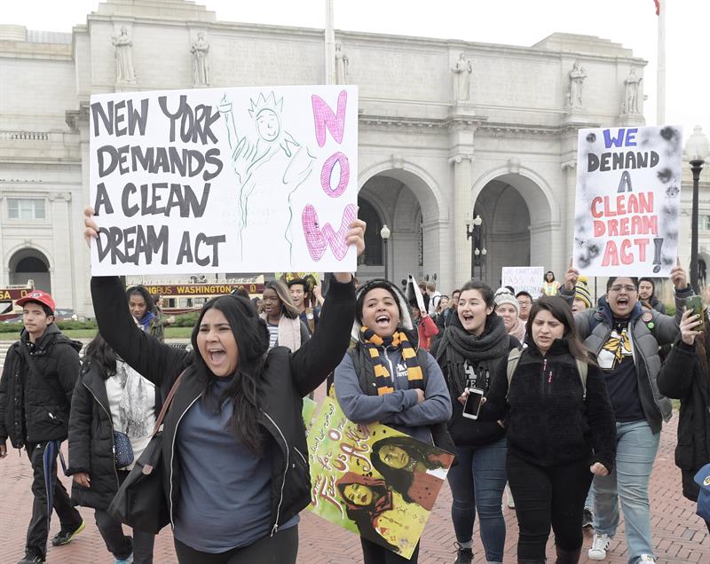 Cientos de j&oacute;venes so&ntilde;adores de diferentes estados del pa&iacute;s marchan durante una manifestaci&oacute;n para pedir la aprobaci&oacute;n de la ley Clean Dream Act