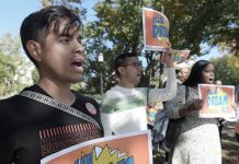 Estudiantes latinos beneficiarios del programa de Acción Diferida para los Llegados en la Infancia (DACA) sostienen carteles a favor del proyecto Dream Act durante una manifestación convocada