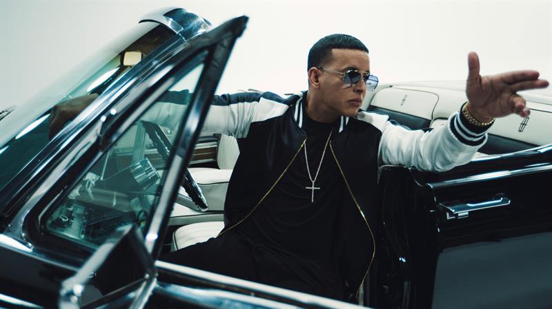 Fotograf&iacute;a cedida donde aparece el reguetonero Daddy Yankee