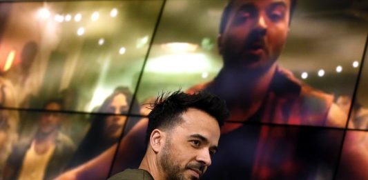 "Despacito" quiere convertirse en el primer tema en español en ganar el premio a la mejor canción en la 60 edición de los Grammy.