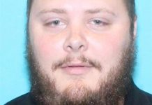 Miembros del FBI emplean buscan con detectores de metales en las inmediaciones de la iglesia baptista de Sutherland Springs, en Texas