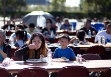 Familias puertorriqueñas celebran el día de pascuas sin electricidad.