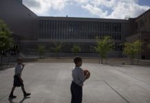A partir del próximo lunes las escuelas que hayan reiniciado clases y las que reanuden funciones oficiales ese día, se espera que sean un 80 por ciento en total, tendrán un horario entre las 07:30 horas y las 12:30 hasta que regrese el servicio de energía eléctrica. (foto twitter Julia Keleher)