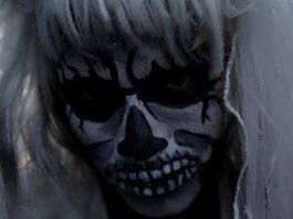 Dama de la Muerte se codea con los vivos en memoria de difuntos en El Salvador.