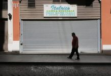 El huracán María deja en Puerto Rico una senda de desempleo y cierre de comercios Un transeúnte camina frente a un negocio cerrado en el viejo San Juan (Puerto Rico).