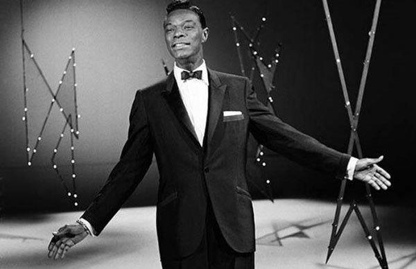El cantante de la voz de terciopelo en u na actuaci&oacute;n televisiva en La Habana