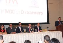 Laura Zavala, CEO, Asociación de Abogados de México; Embj. Juan José Gómez-Camacho, Representante Permanente de México ante Naciones Unidas; Embj. Diego Gómez-Pickering, Cónsul General de México en Nueva York; José Mario de la Garza Marroquín, Presidente del Colegio de Abogados de México; Gustavo de Hoyos Walther, Presidente de COPARME y dirigiéndose a los asistentes (de pie) Jacob Prado, Director General de Protección de Mexicanos en el Exterior, en representación del Ministerio de Relaciones Exteriores de México.