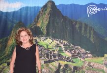 Embajadora María Teresa Merino de Hart, orgullo de Perú en el mundo Muy respetada a nivel diplomático por su formación y trayectoria, la Embajadora María Teresa Merino de Hart, se siente sumamente satisfecha de haber equiparado exitosamente su profesión como diplomática de carrera, con sus funciones de esposa y madre de familia.