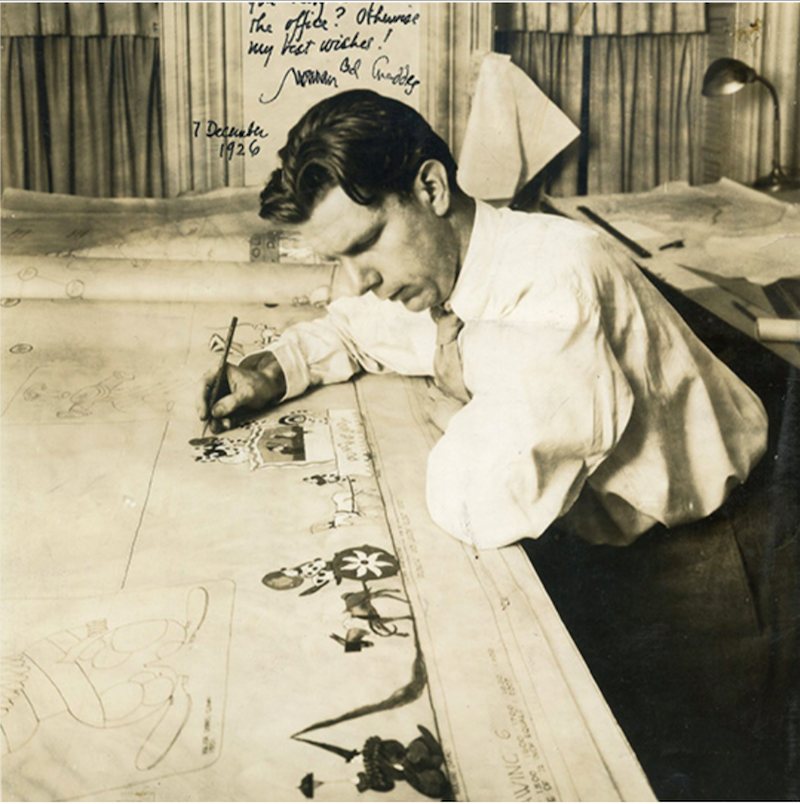 En 1926 el dise&ntilde;ador industrial Norman Bel Geddes fue el primer dise&ntilde;ador del Desfile del D&iacute;a de Acci&oacute;n de Gracias de Macy&rsquo;s y entre otras cosas reforz&oacute; la presentaci&oacute;n de carrozas para el desfile.