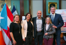 El Alcalde entregó la Proclama al jugador de beisbol Carlos Beltrán, junto a su esposa, y declaró el 27 de noviembre como el Día de Carlos Beltrán en Nueva York, resaltando su ayuda humanitaria para Puerto Rico, consta en la gráfica la Alcaldesa de San Juan, otra de las personalidades reconocidas.
