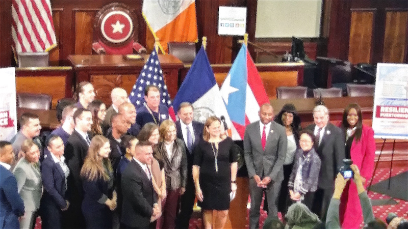“Esta es una proclama de agradecimiento a diferentes agencias de la Ciudad que han ayudado a Puerto Rico” dijo la Presidente del Concejo de la Ciudad de Nueva York, Melissa Mark-Viverito cuando presentó un reconocimiento especial junto a varios concejales.