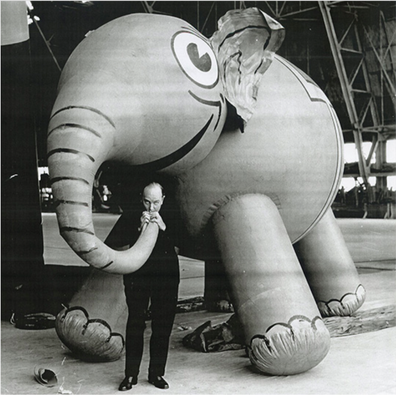Al artista creador de marionetas, Anthony "Tony" Frederick Sarg, Macy&rsquo;s le pidi&oacute; que dise&ntilde;ara una vitrina de un desfile para la tienda y fue el marionetista e ilustrador que dise&ntilde;&oacute; no solo las escenas de marionetas para las ventanas de Macy&rsquo;s, adem&aacute;s los globos gigantes.