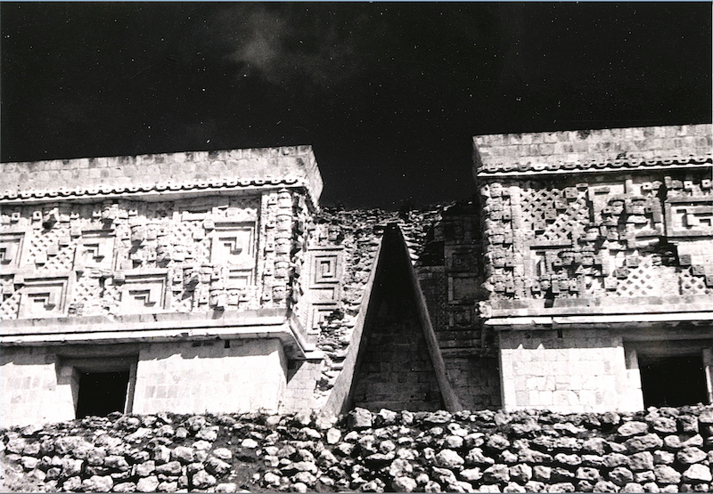 El palacio arqueológico de Uxmal fotografiado por Josef Albers en 1952 una de las piezas fotográficas que se exhibe en el Museo Solomon R. Guggenheim en © 2017 The Josef and Anni Albers Foundation/Artists Rights Society (ARS), New York.