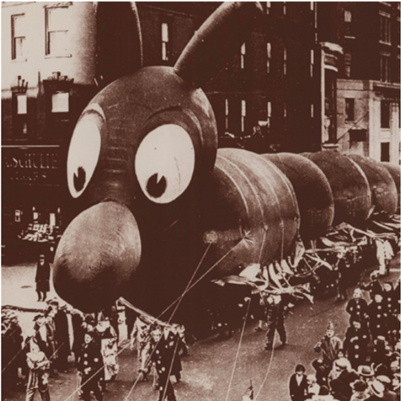 En 1927, cuando se introducen los globos gigantes para reemplazar a los animales vivos del desfile, debut&oacute; un drag&oacute;n gigante con una figura caricaturesca y amable para los ni&ntilde;os.