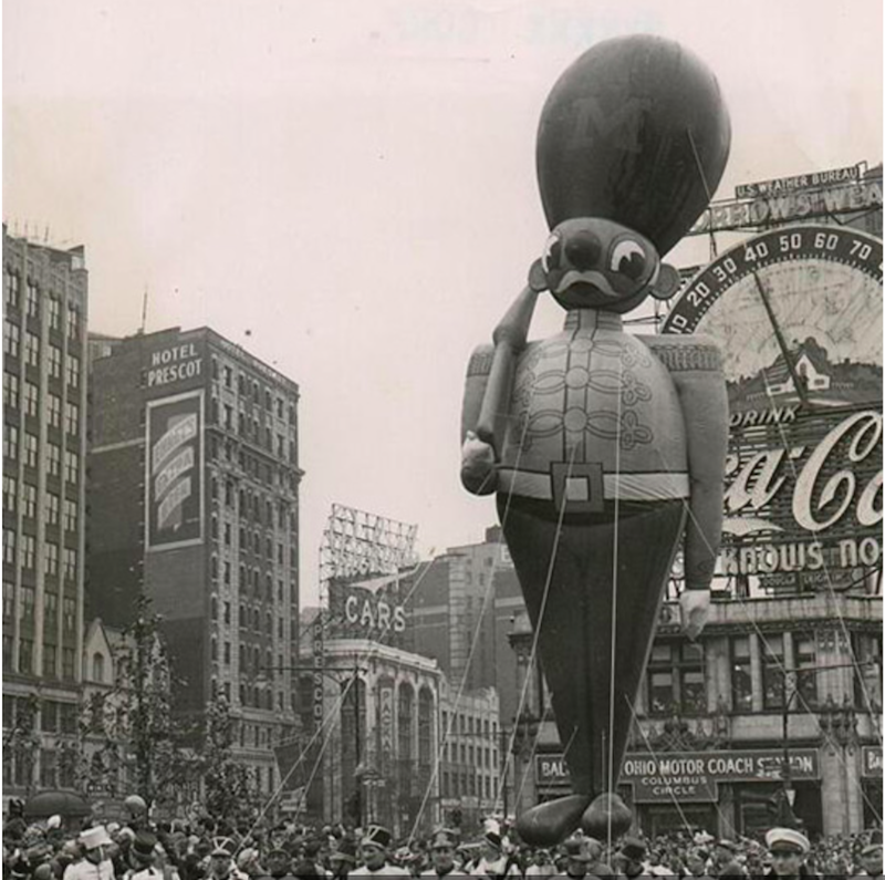 Toy Soldier, el soldado de juguete, inflado con aire y la ayuda de palos para sostenerlo, debut&oacute; en 1927 con aproximadamente sesenta pies de altura y treinta pies de ancho.