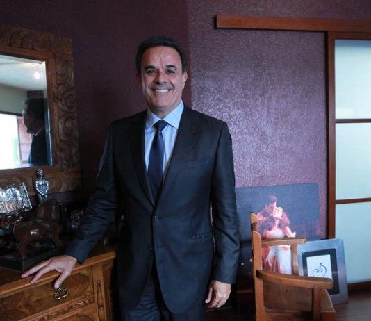Fernando de la Mora reconoce la diferencia entre la ópera y la música popular Tenor mexicano Fernando de la Mora.