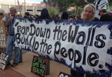 Manifestantes protestan contra la operación Streamline en Tucson, Arizona.