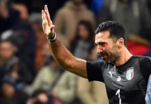 El arquero italiano Gianluigi Buffon reacciona tras el pase de Suecia al Mundial de Rusia 2018 al término del partido de fútbol de vuelta entre Italia y Suecia por la eliminatoria de clasificación para la Copa Mundial de la FIFA 2018