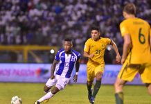 Romell Quiotto (i) de Honduras disputa el balón con Massimo Luongo (c) de Australia hoy, viernes 10 de noviembre de 2017, durante el partido de repechaje para el Mundial de Rusia 2018, entre las selecciones nacionales de fútbol de Honduras y Australia, en el Estadio Olímpico de la ciudad de San Pedro Sula (Honduras).