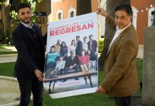 El director de cine mexicano, Hugo Lara (d) y el productor Javier González, posan con el cartel de la película de la Sección Oficial a Concurso "Cuando los hijos regresan" en el Festival de Cine Iberoamericano de Huelva .