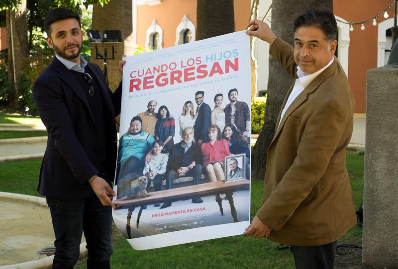  El director de cine mexicano, Hugo Lara (d) y el productor Javier Gonz&aacute;lez, posan con el cartel de la pel&iacute;cula de la Secci&oacute;n Oficial a Concurso "Cuando los hijos regresan" en el Festival de Cine Iberoamericano de Huelva .