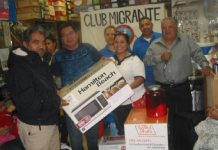 Misión cumplida: Club La Flor Nueva entregó premios a ganadores El Sr. Netzai Victoria, recibiendo el microondas que ganó su esposa la Sra. Yolanda Torres, en la rifa del Club Migrante la Flor Nueva. Entregando el premio la Sra. Aracely Hidalgo. (Foto: Buki Chapín)