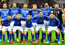 Los jugadores de la selección italiana de fútbol posan para la fotografía de equipo durante la eliminatoria de clasificación para la Copa Mundial de la FIFA 2018