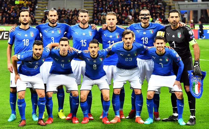 Los jugadores de la selecci&oacute;n italiana de f&uacute;tbol posan para la fotograf&iacute;a de equipo durante la eliminatoria de clasificaci&oacute;n para la Copa Mundial de la FIFA 2018