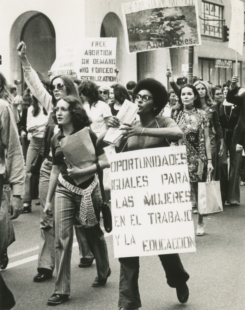 Mujeres marchando en la manifestaci&oacute;n "Mujeres en huelga por la igualdad", 1970, foto de Eugene Gordon, cortes&iacute;a de la Sociedad hist&oacute;rica de Nueva York, Eugene Gordon Photograph Collection