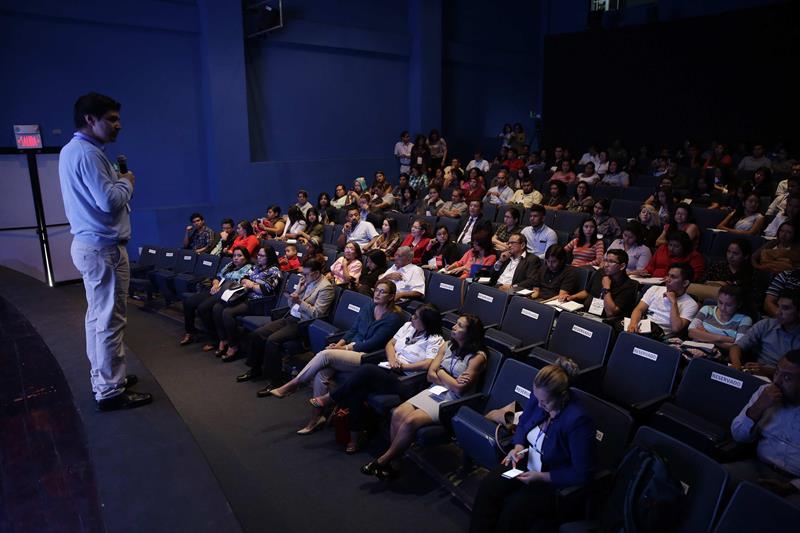 El experto y emprendedor chileno Jaime González habla durante un evento en San Salvador.